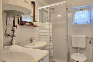 Fürdőszoba zuhanykabinnal, mosdóval és WC-vel