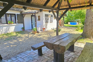 Fedett pergola faasztallal, háttérben a medence és a ház