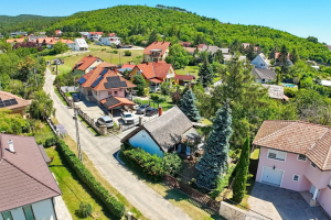 Légi kilátás Vonyarcvashegyre és a környező utcára