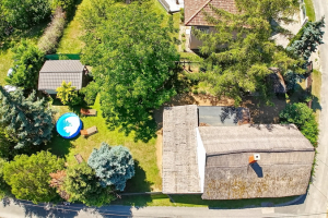Légi felvétel a medencéről és a nádtetős házról felülről